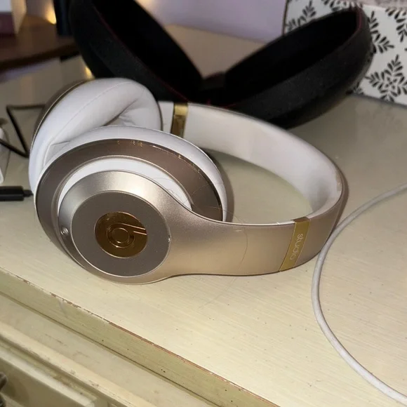 Beats by Dre Over-Ear Headphones Black and Red - Picture 5 of 5